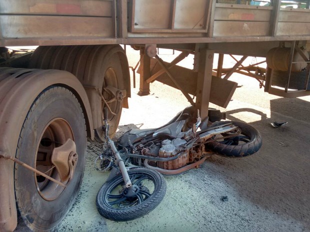 G Motocicleta Para Embaixo De Carreta Em Acidente Na Br Em Ms