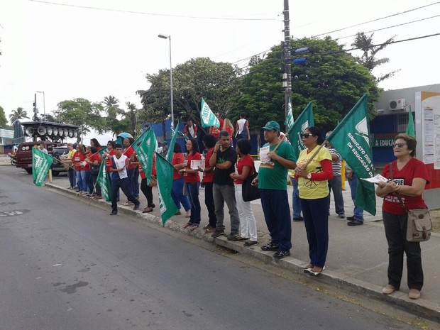 Mobilização acontece em frente ao Centro Educacional Antônio Gomes de Barros (CEAGB) (Foto: Emanuelle Vanderlei/ Divulgação Sinteal)