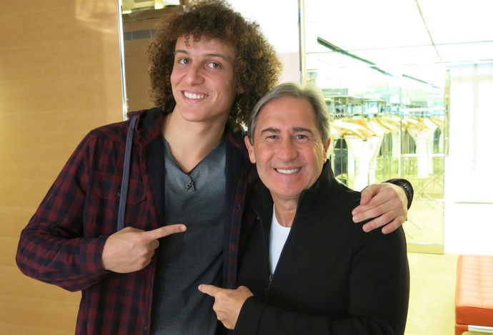 David Luiz e o médico Luciano Barsanti (Foto: Marcio Iannacca)