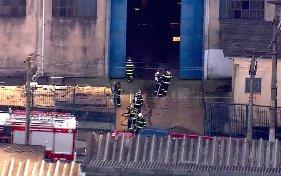 Bombeiros entram para conter fogo em fábrica em Diadema (Foto: TV Globo/Reprodução)