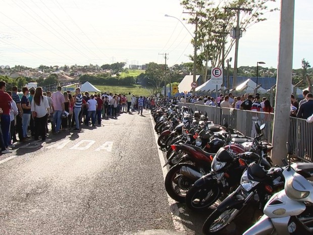 Candidatos na fila para uma entrevista (Foto: Reprodução/ TV TEM) Candidatos na fila para uma entrevista (Foto: Reprodução/ TV TEM)