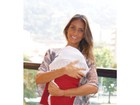 Flavia Sampaio posta foto com o filho recém-nascido