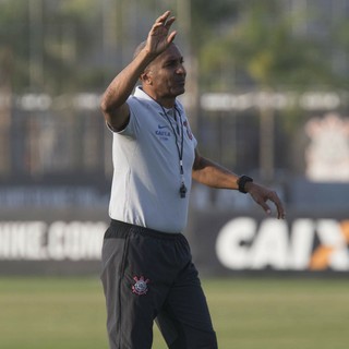 Cristóvão mantém dúvidas para clássico; Elias e André ficam no banco