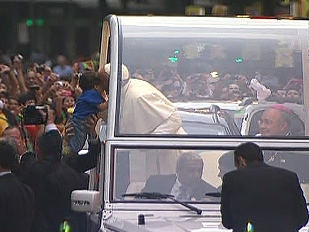 Papa Francisco beija criança durante passeio de papamóvel (Foto: Reprodução/GloboNews)