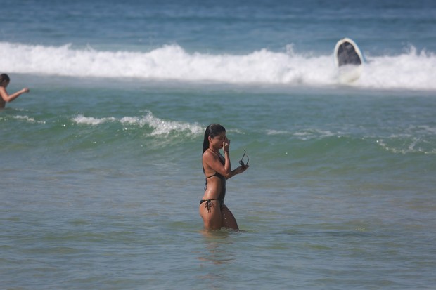 Anna Lima na praia (Foto: Dilson Silva / Agnews)