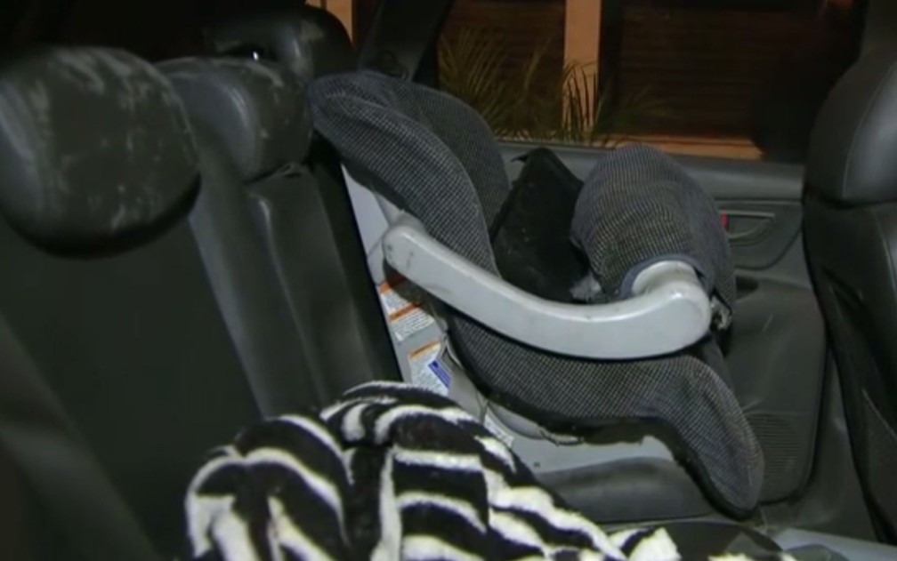 Mãe não conseguiu tirar menino de 4 anos da cadeirinha e criminosos fugiram (Foto: Reprodução / TV Globo)