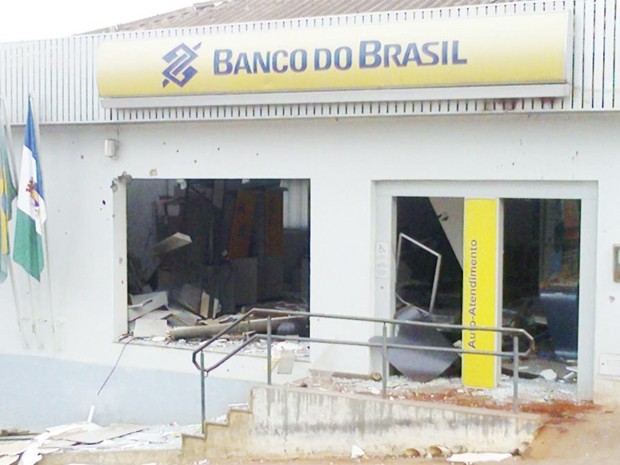 Caixas eletrônicos são atacados com explosivos no interior da Bahia (Foto: Brumado Notícias / Divulgação)