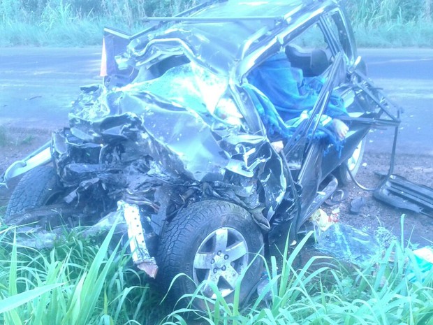 Carro ficou praticamente destruído com força da batida em rodovia do RS (Foto: Divulgação/CRBM)