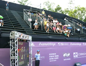 Público na partida de tênis da Teliana no WTA Brasil (Foto: Matheus Tibúrcio)