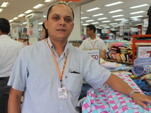 Gerente de loja diz que vendas são as piores dos últimos anos (Foto: Gustavo Almeida/G1)