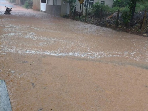 Ruas da cidade ficaram inundadas em poucos minutos de chuvas  (Foto: Divulgação/Blog Jailton da Penha)