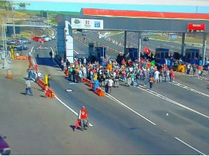 Manifestantes fecham praça de pedágio em Jacarezinho, na BR-369 (Foto: Divulgação / PRF)