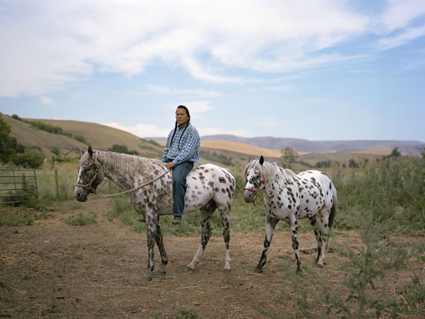 A revista 'National Geographic' levou a exposição Pessoas a Cavalo, de Erika Larsen, à Nova York. As imagens falam sobre a importância do animal na cultura indígena americana (Foto: Erika Larsen/Courtesy/Photoville)