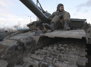 Oficial do exército ucraniano descansa em seu tanque de guerra durante patrulha na região de Artyomovsk, em Donetsk  (Foto: Oleg Petrasyuk/EFE)
