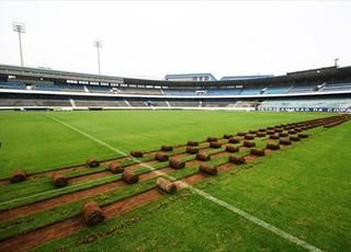 Pedaços do gramado do Olímpico já são retirados pelo Grêmio (Foto: Lucas Uebel/Grêmio, Divulgação)