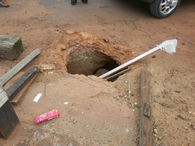 G1 Moradores Reclamam De Buraco Em Rua Do Bairro Buritis Em Boa