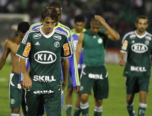 Jogadores do Palmeiras após derrota para o Guarani (Foto: Gustavo Tilio / Globoesporte.com)