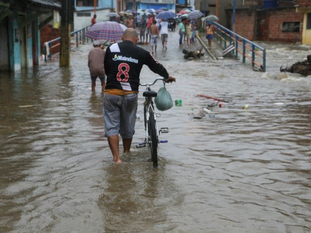 Moradores deixam comunidade devido à chuva em Itabuna (Foto: Blog do Verdinho Itabuna)