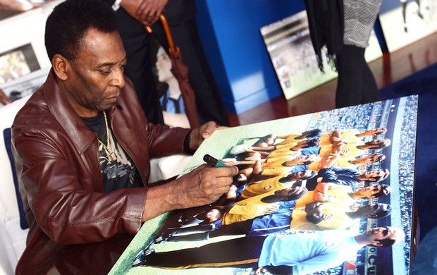 Pelé feira Golden Foot autógrafos (Foto: Getty Images)