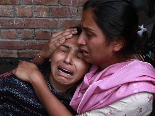 Familiares lamentam morte de parente em ataque em Lahore (Foto: Mohsin Raza/Reuters)