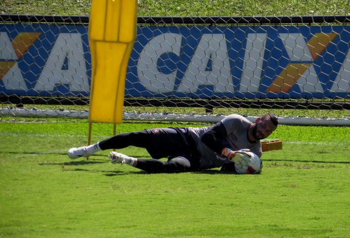 Goleiro Weverton do Atlético-PR no CT do Caju (Foto: Fernando Freire)
