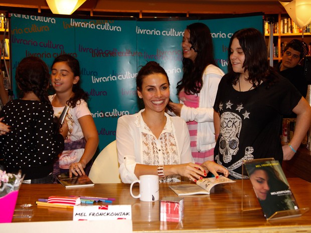 Mel Fronckowiak em lançamento de livro em São Paulo (Foto: Marcos Ribas/ Foto Rio News)