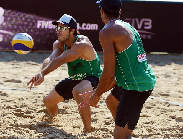 Bruno Schmidt  Pedro Solberg mundial vôlei de praia polônia (Foto: FIVB)