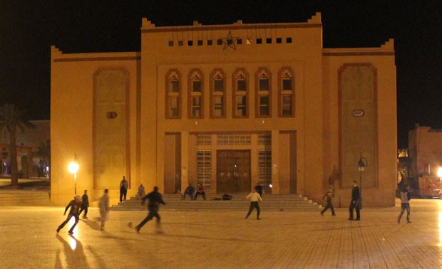 Jovens jogam bola à noite na praça principal de Ouarzazate; à noite uma boa pedida é ir a um dos restaurantes que circundam o local, pedir um prato típico como o cuscuz ou o tagine, e observar o vai-e-vem dos moradores locais (Foto: Dennis Barbosa/G1)