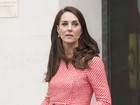 Kate Middleton aposta em look retrô dos anos 1950 avaliado em R$ 5 mil