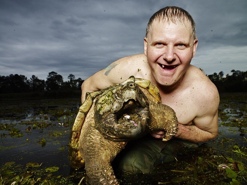 Turtleman - conhecido por capturar animais selvagens com as mãos e pelo seu sorriso banguela (Foto: Divulgação - Animal Planet)