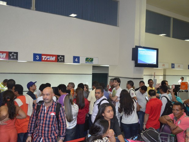 Passageiros buscavam informação do voo no guichê da TAM (Foto: Marcelo Marques/ G1 RR)
