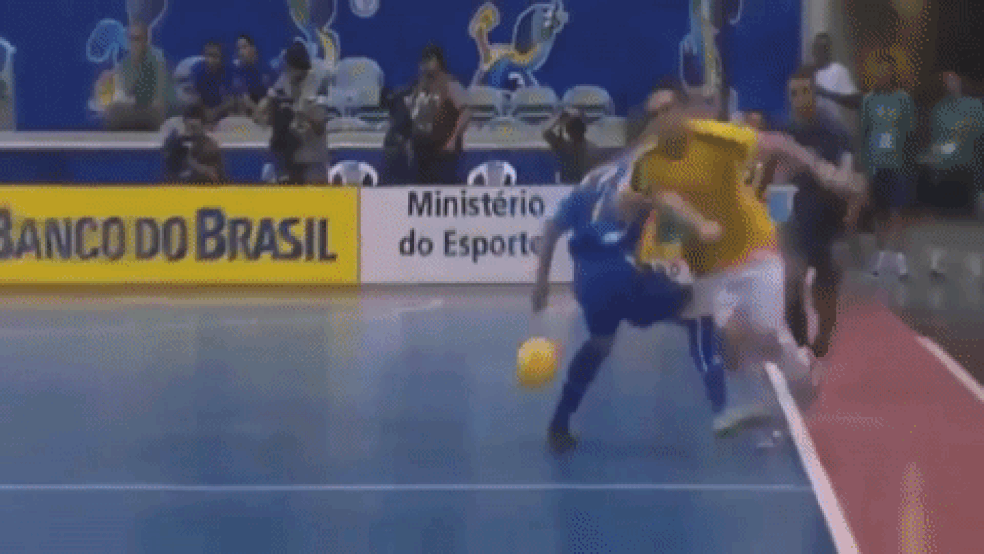 No mesmo Mundial, Falcão usou e abusou dos dribles. Ao final da competição, ele levou a sua 1ª Bola de Ouro Fifa (Foto: Reprodução)