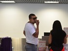 Naldo 'limpa o salão' antes de embarcar em aeroporto