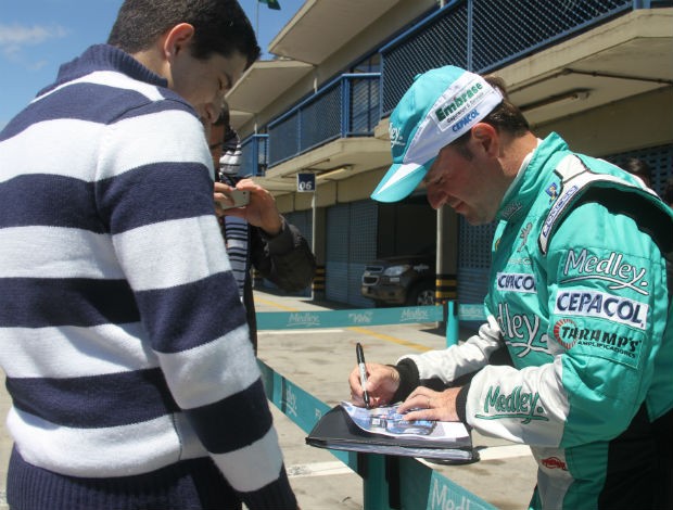 Rubens Barrichello autografa foto para o fã Adriano Mann Machado (Foto: Gabriel Hamilko / GloboEsporte.com)