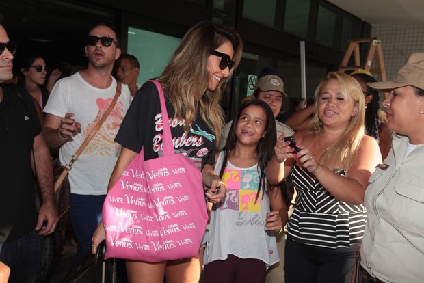 Sabrina Sato no aeroporto de Salvador (Foto: Francisco Cepeda e Leo Franco / AgNews)