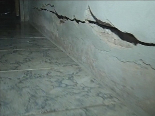 Corredor de acesso aos quatros também foi condenado pela Defesa Civil (Foto: Reprodução/TV TEM) Corredor de acesso aos quatros também foi condenado pela Defesa Civil (Foto: Reprodução/TV TEM)