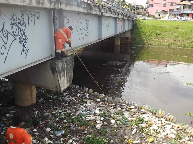 Equipe de limpeza da Prefeitura de Manaus ajuda na coleta de material  (Foto: Divulgação)