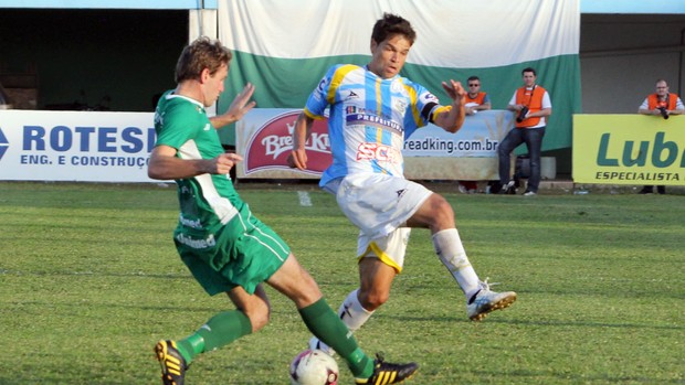 Gedeil disputa a bola contra a Chapecoense na Série C do Brasileirão (Foto: Tiago Ferreira / Macaé)