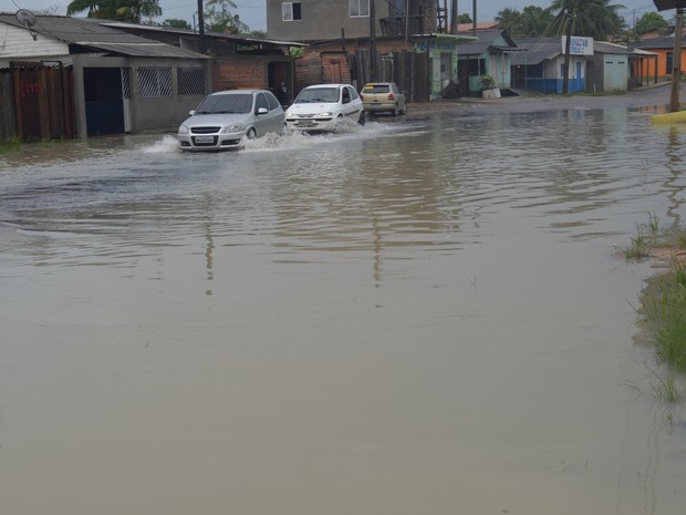 Avenida Timbiras foi outro ponto de alagamento em Macapá (Foto: Abinoan Santiago/G1)