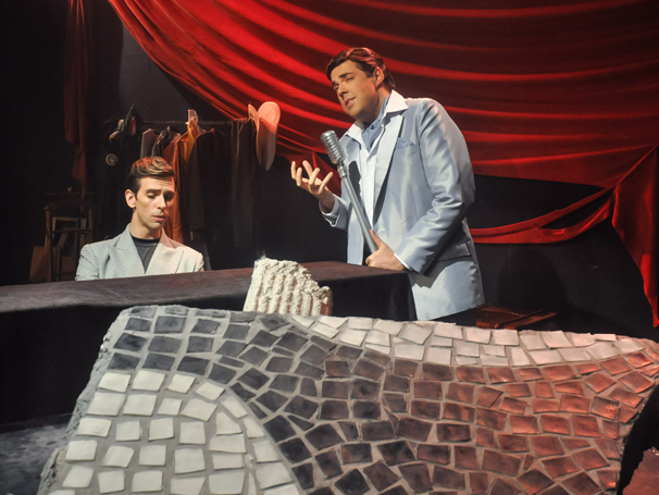 Leonardo Wagner entra em cena junto com Fernando Ceylão para narra a história com canções ao vivo (Foto: divulgação)