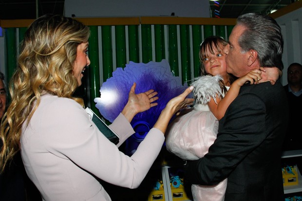 Ticiane Pinheiro e Roberto Justus com a filha, Rafaella (Foto: Manuela Scarpa e Marcos Ribas / Foto Rio News)