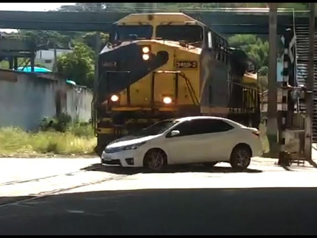 Trem atingiu carro em passagem de nível no Centro (Foto: Reprodução/TV Rio Sul)