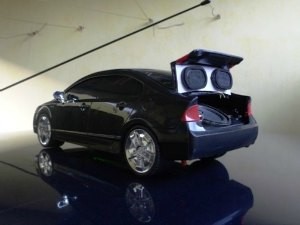 Réplica de um veículo sedan com caixas de som (Foto: Flávio Godoi/G1)