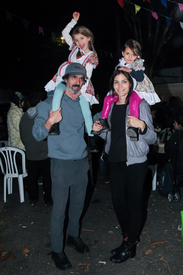 Luciana Curtis com o marido e as filhas (Foto: Marcos Ribas e Manuela Scarpa/Brazil News)