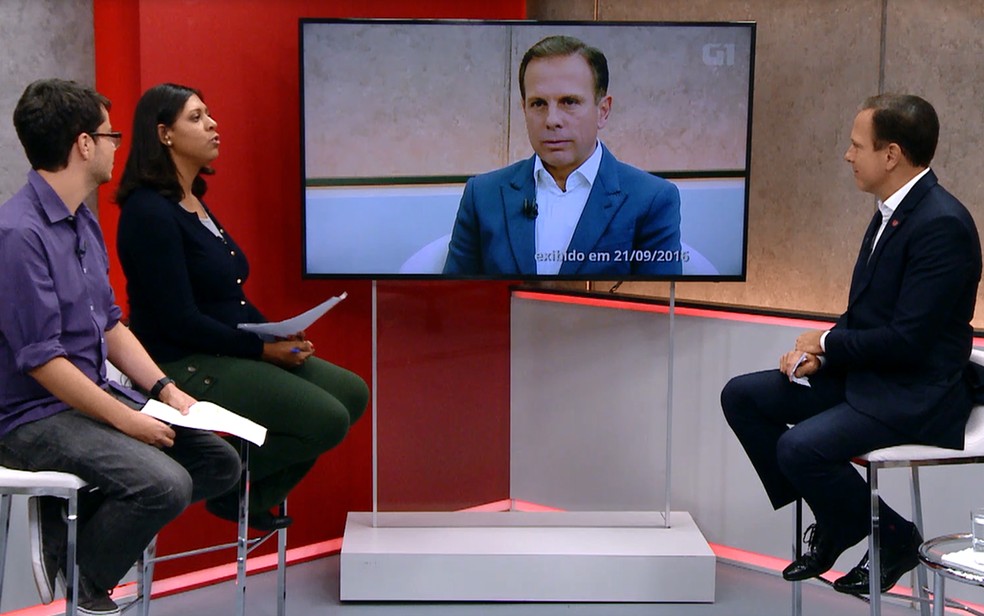 João Doria vê vídeo de sua entrevista ao G1 na campanha de 2016 quando disse que iria cumprir os quatro anos de mandato caso fosse eleito (Foto: Reprodução/G1)