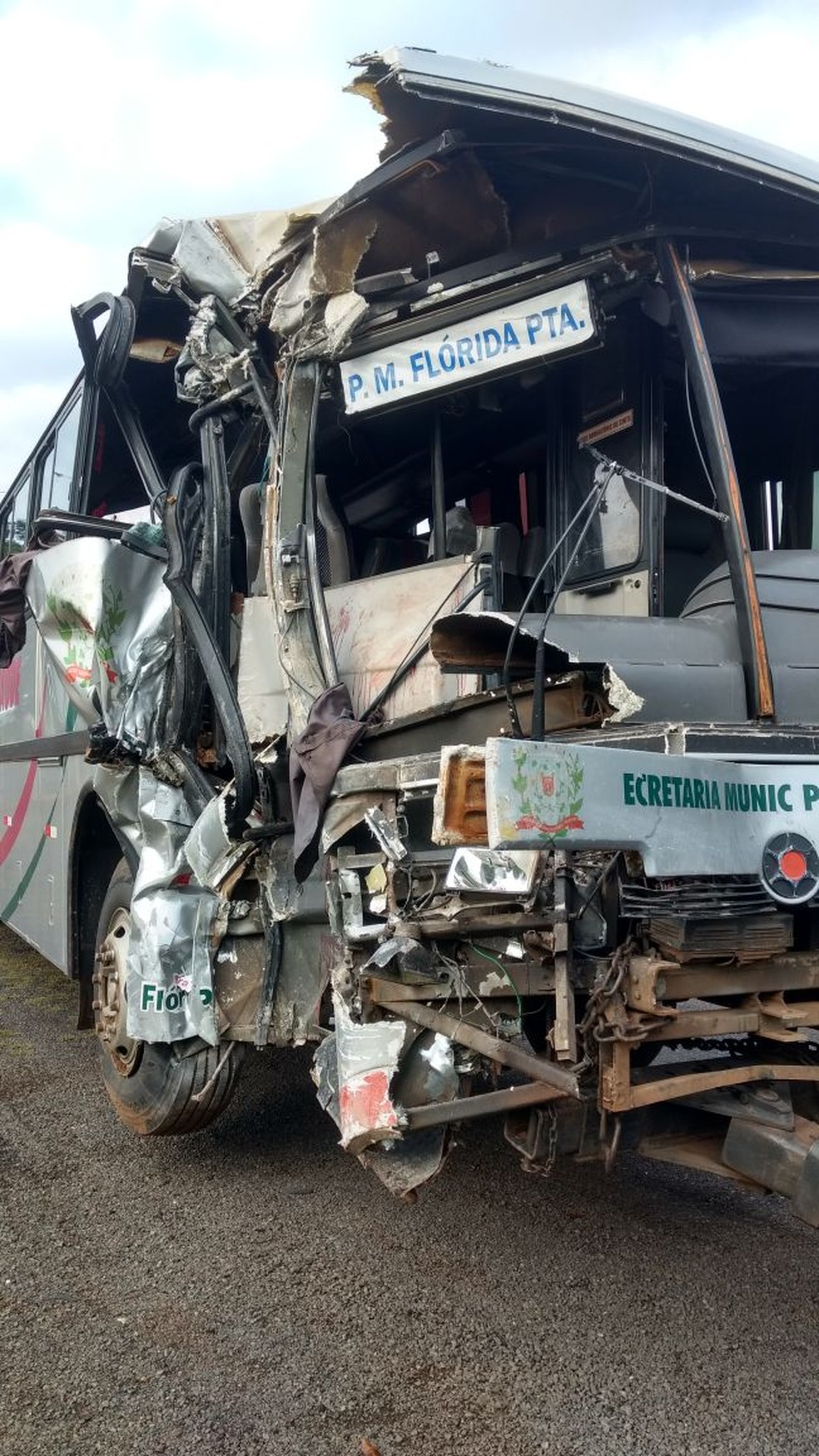 Veículo ficou com a frente e a lateral bastante destruída (Foto: Joãozinho Trentini / Rádio Tupã/ Divulgação )