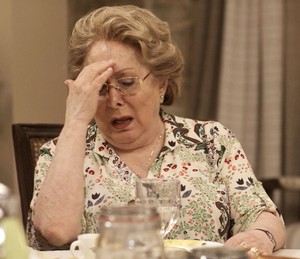 Geppina sofre com a notícia do neto. A nonna mais fofa de todas! (Foto: TV Globo)