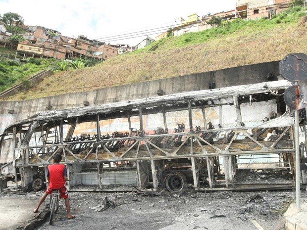 Ônibus queimado no Aglomerado da Serra (Foto: Eugênio Moraes/Hoje em Dia/Estadão)