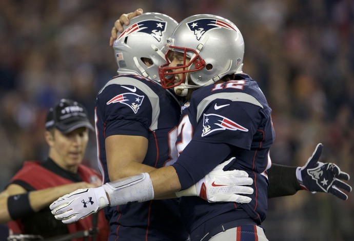 Rob Gronkowski e Tom Brady celebram jogada dos Patriots (Foto: Reuters)