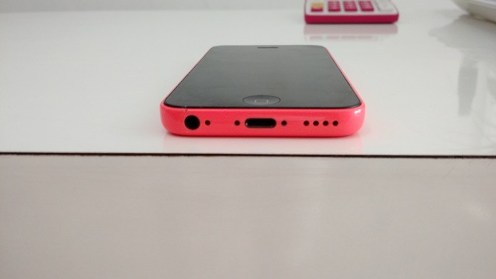 O iPhone usa um conector Lightning para recarregar a bateria (Foto: Felipe Alencar/TechTudo)